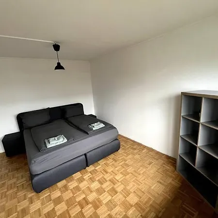 Loot Large /stadtrand /parkplatz Apartment