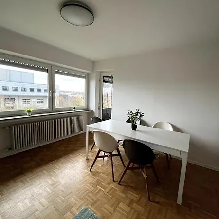 Loot Large /stadtrand /parkplatz Apartment